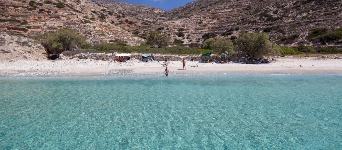 Το ελληνικό νησί με τα γαλαζοπράσινα νερά που «γυρίζεται» μέσα σε μερικές ώρες (βίντεο)